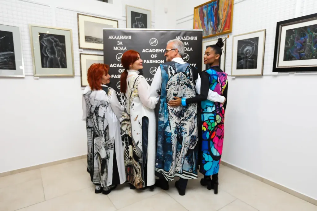 Дизайнерката Лиляна Петрова-Лулу заедно със Стефани Обадяру, Христина Стамова и Веселин Комитов, облечени в BYLLU. Фото: Академия за мода / Петър Станев